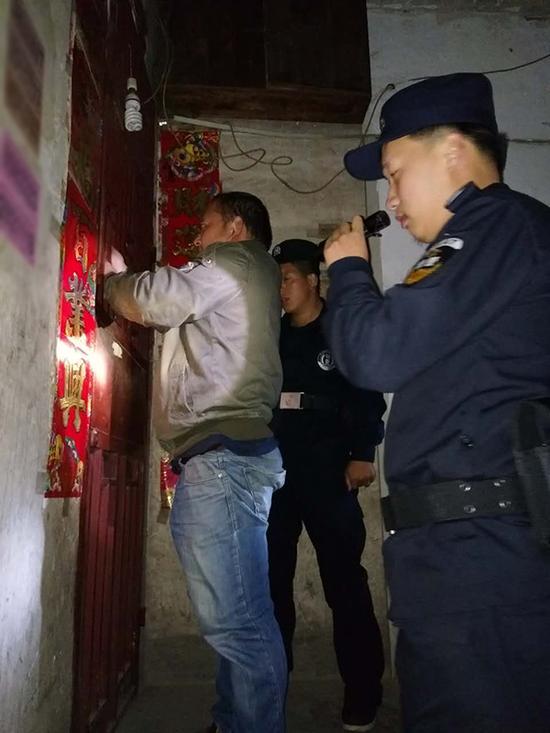 黑河粗心妈妈误将幼女锁家中 民警全城寻开锁师傅开门